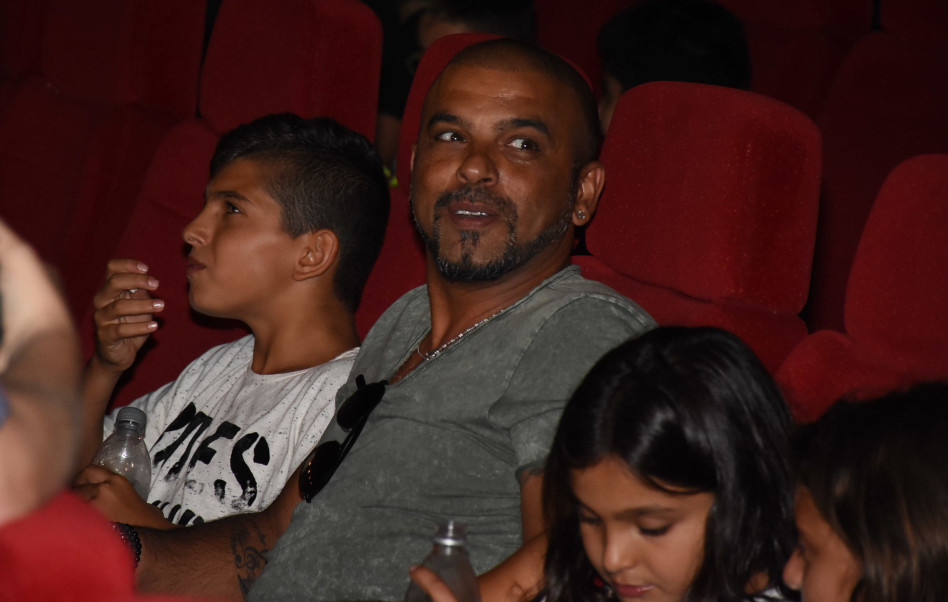 אב גאה. אייל גולן עם אלין וליאם (צילום: אביב חופי)