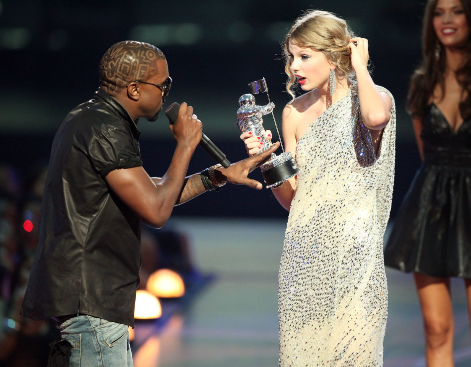 הרגע ההוא בשנת 2009, שבו קניה עלה לבמה ו"עשה לסוויפט את הקריירה" (צילום: גטי)