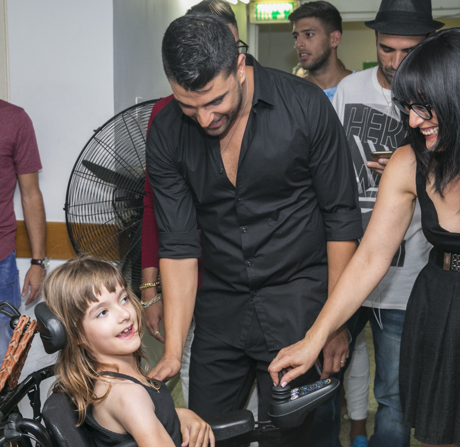 מתחבר לילדים. משה פרץ (צילום: ערן לם)