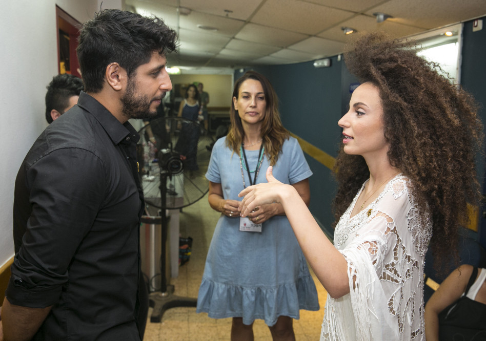 "רגע, אתה עולה על הבמה אחרי, נכון?". יובל דיין בודקת את עידן עמדי