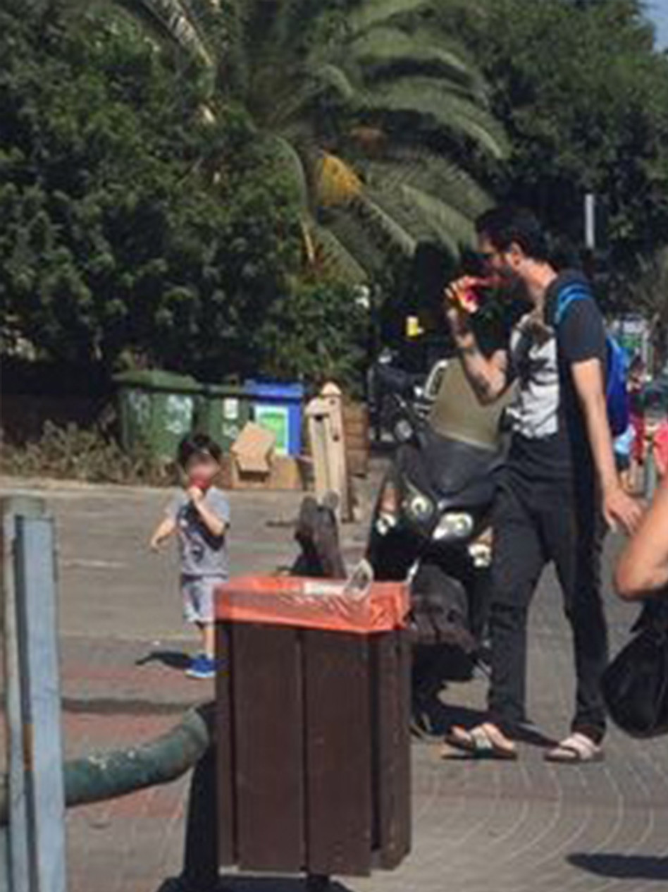 "יונתן, טעים לך?". עידו רוזנבלום משגיח