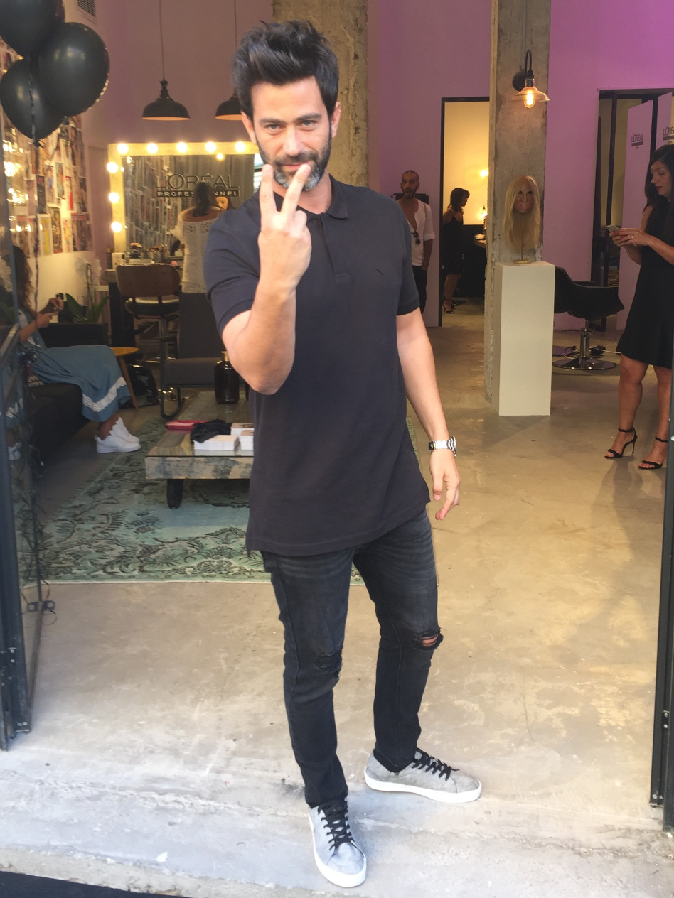 היי, יהודה. לוי מפרגן למעצב השיער שלו (צילום: רפי דלויה, אביב חופי)