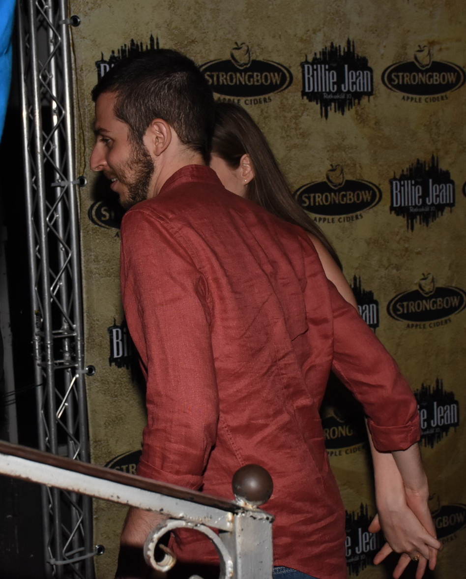 נבוכים משהו. שגלעד שליט ועדי סיגלר מגיעים למקום (צילום: אביב חופי)