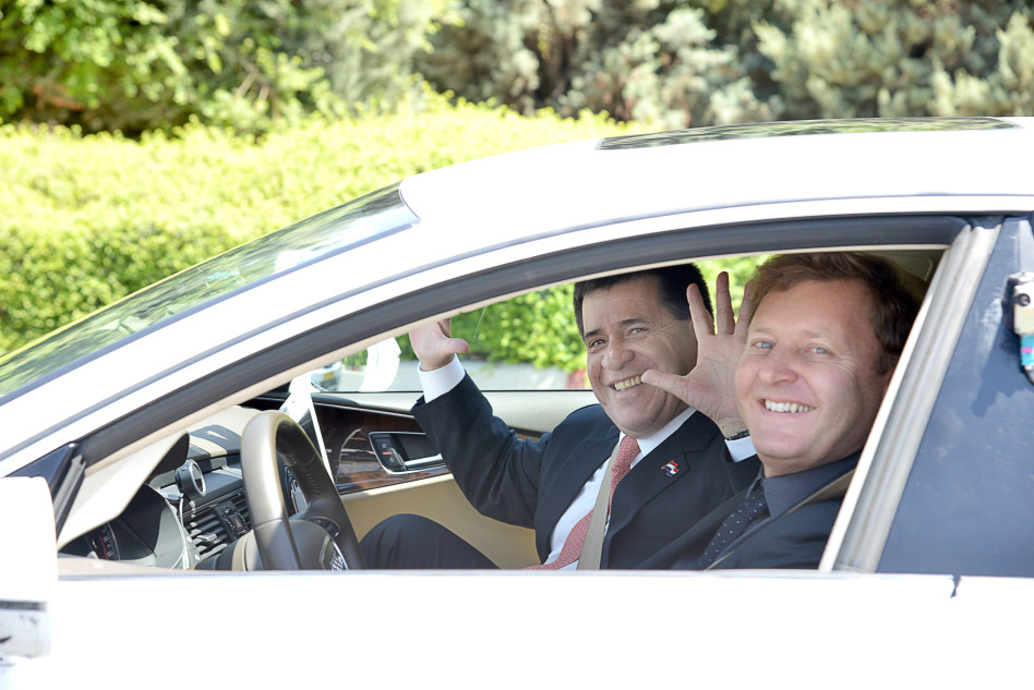 זיו אבירם עם הוראסיו קארטס (צילום: תמר מצפי)