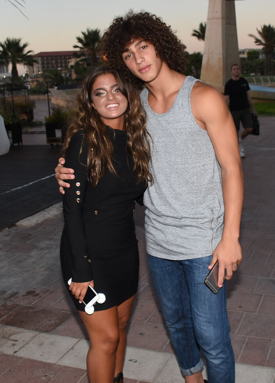 סלפי עם קהל של משתוללים. קירל עם ברק שמיר