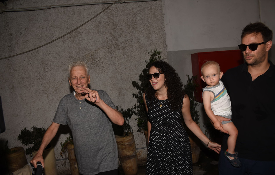 בילוי משפחתי בתל אביב. מוני ואלמה מושונוב עם בעלה והבן
