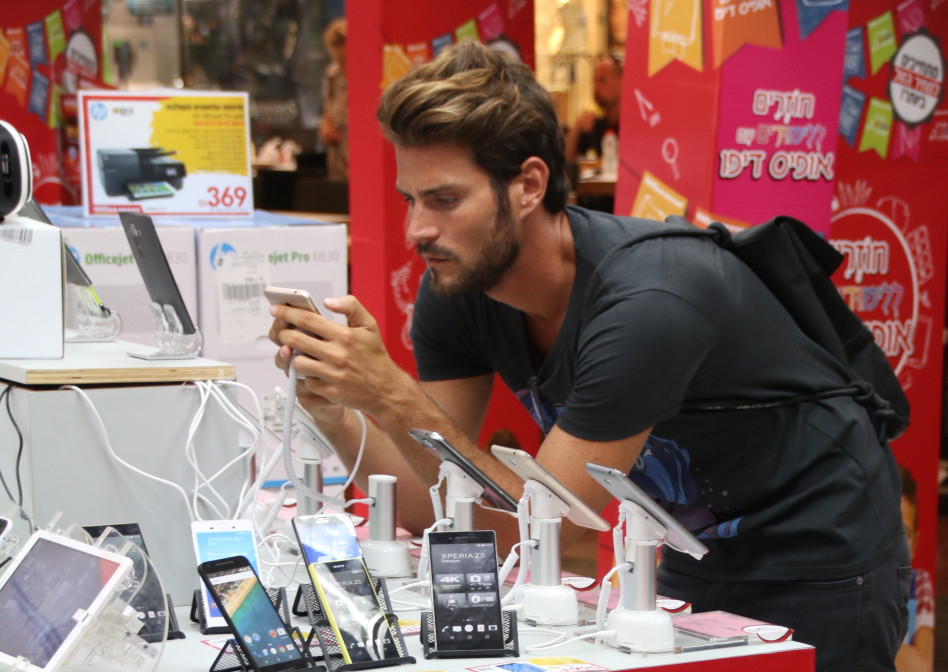 סמס לסוכנת שלי. אדריאנו חאובל (צילום יח"צ)