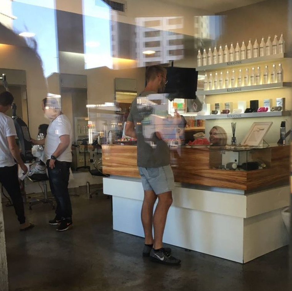 יש הנחת סלב? מצלמים אותי שם בחוץ...