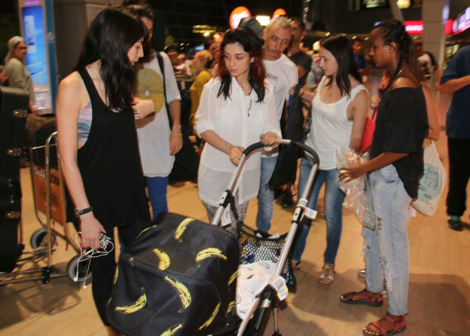 מצליחה לחייך. נינט עם הפמלייה