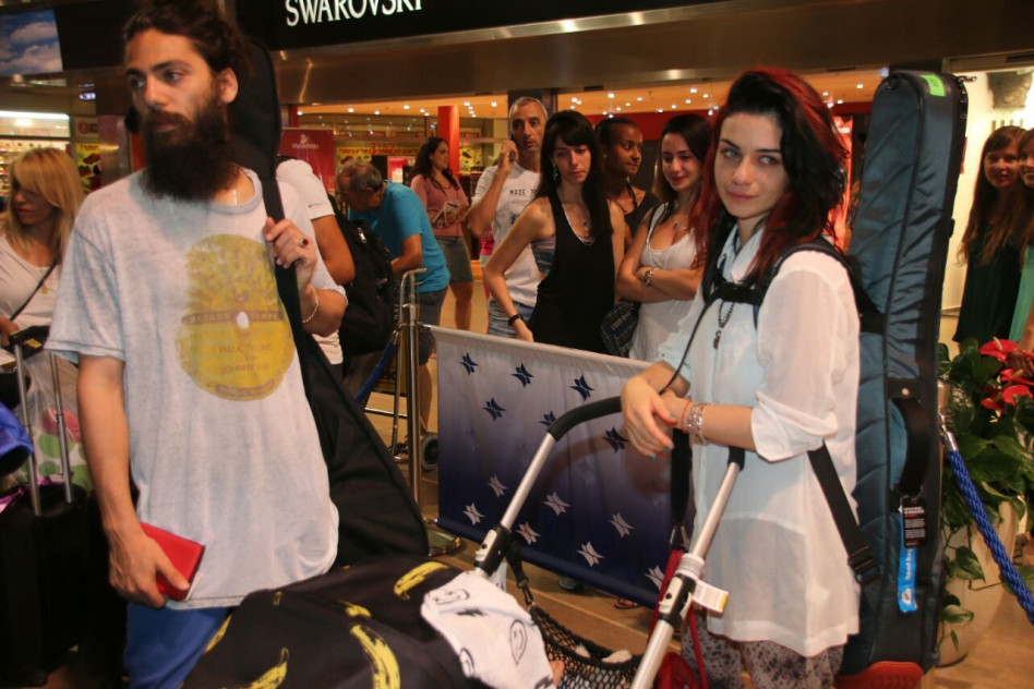 מזל שהיא לא שכחה את הגיטרה. נינט טייב (צילום: ניר פקין)