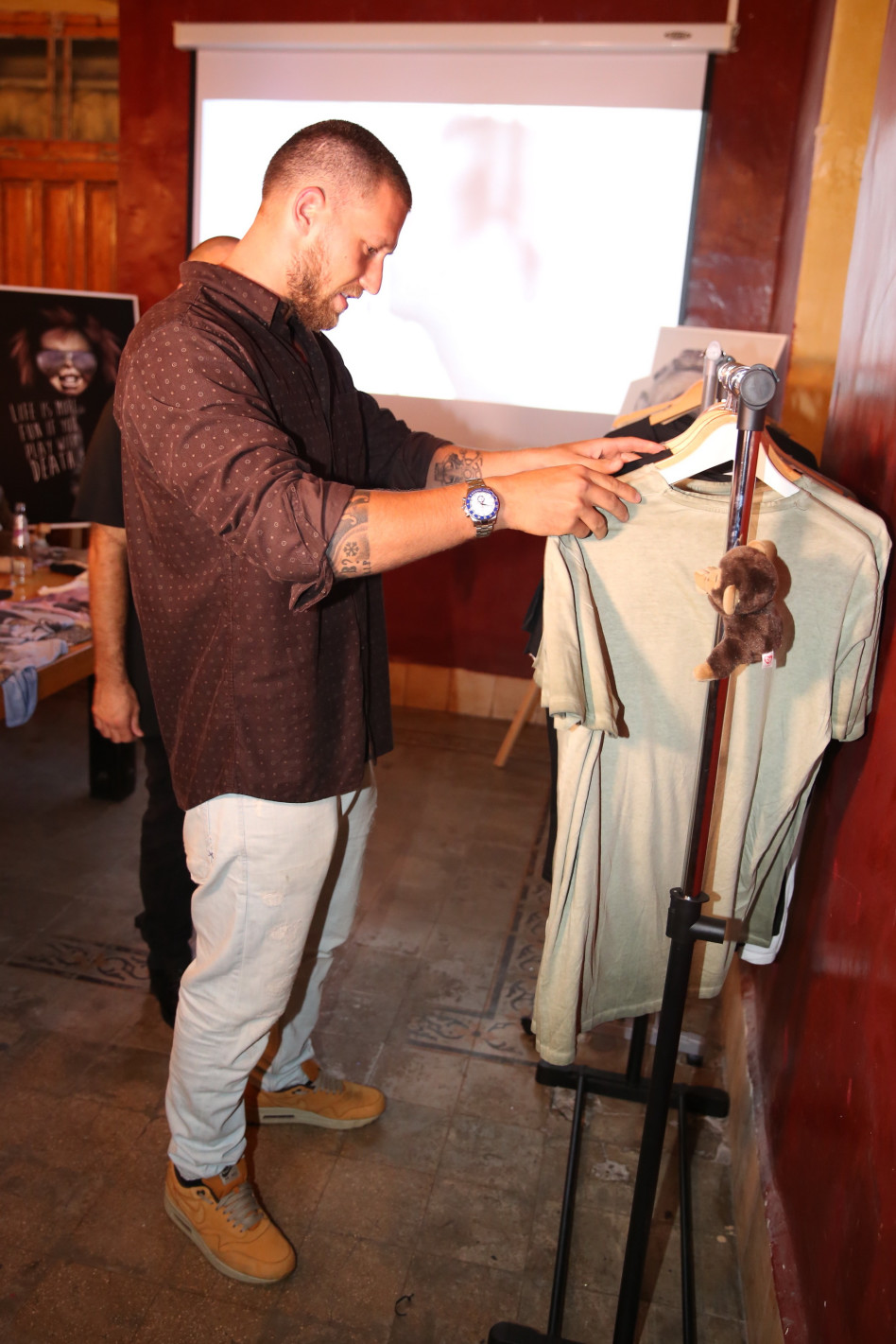 אין בעיה, אסתכל ואציץ אבל אין מצב מודד בחוץ