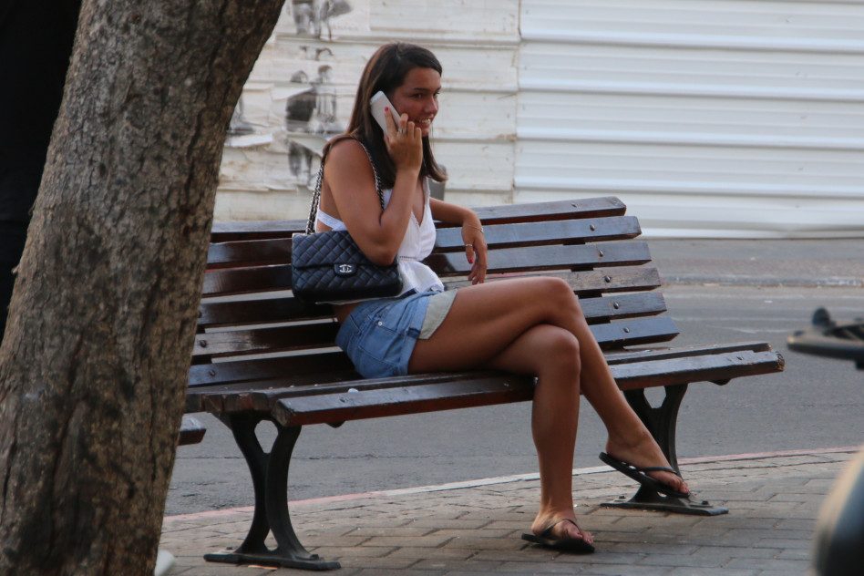 נכון שאני עם ג'ינס וכפכפים, אבל לא מוותר על השאנל. אדל בספלוב (צילום: ניר פקין)