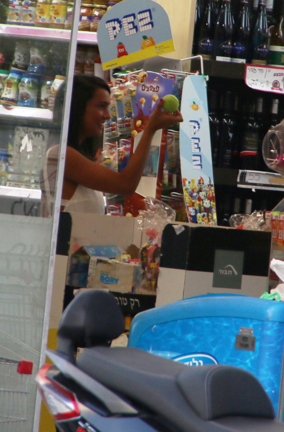 אז ככה, לוקחים את הכדור ביד אחת...