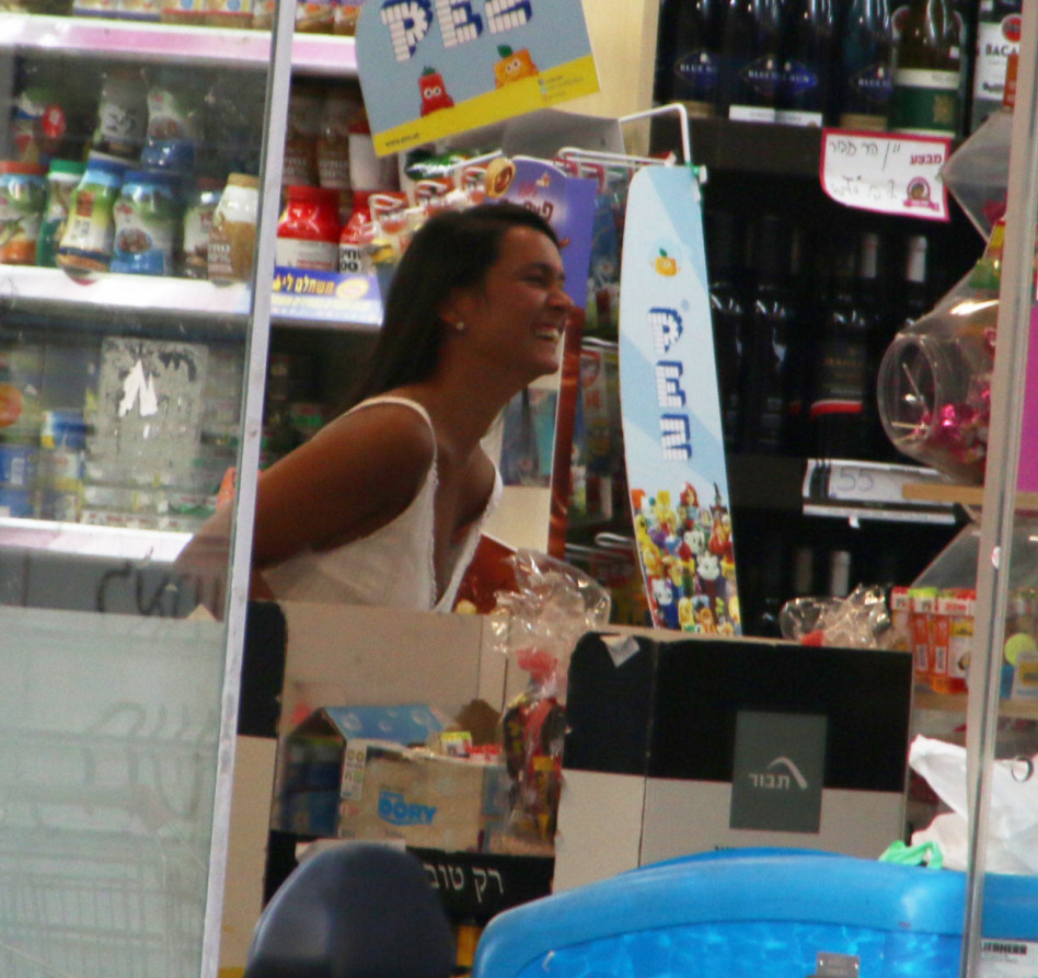 "חה חה, נפל... העיקר שאני נראית טוב לא?"