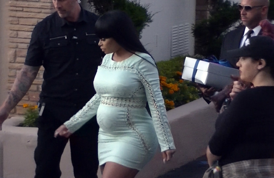 הקרדשיאן אווט, צ'יינה אין, ואפילו הביאה מתנה...מה את קשורה? בלאק צ'יינה