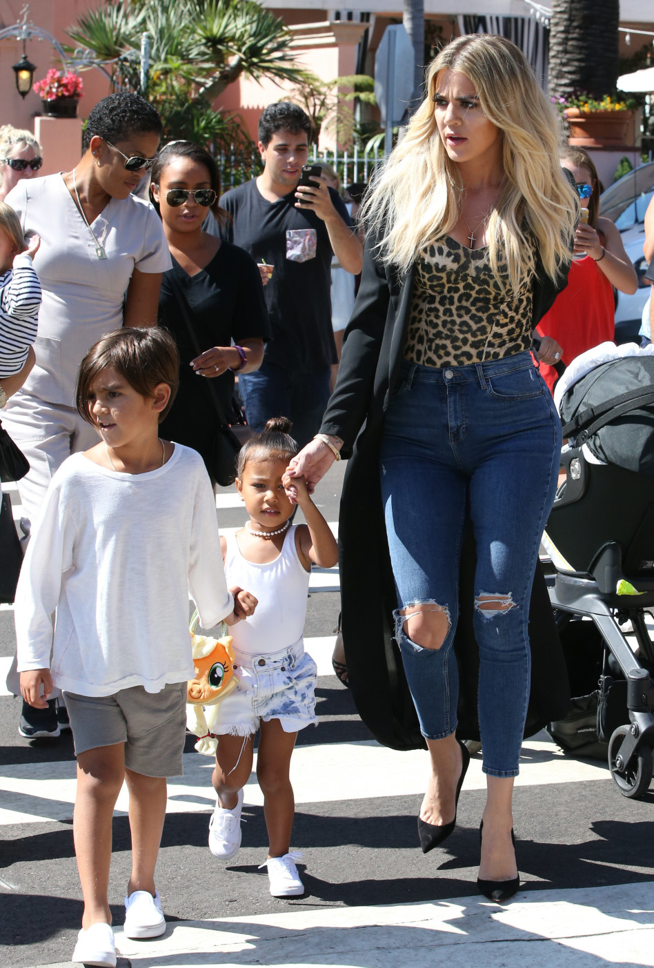 הגיע הזמן שיהיו לך ילדים משלך. קלואי קרדשיאן עם האחיינים נורת' ומייסון