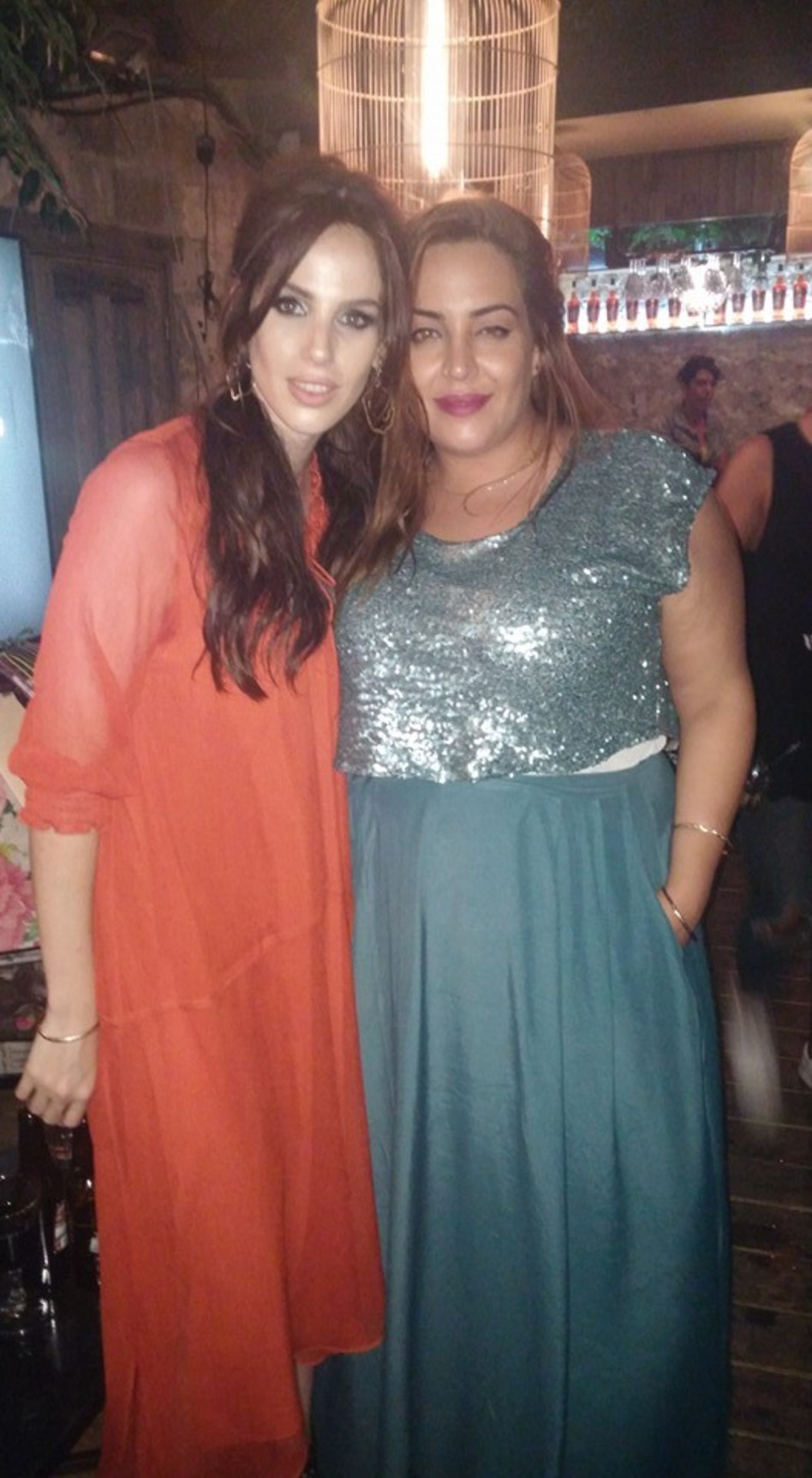 כשהיא לא חובקת חבר, היא מחבקת את בתיה. דניאל קלדרון ובתיה שיף (צילום: צילום מסך פייסבוק)