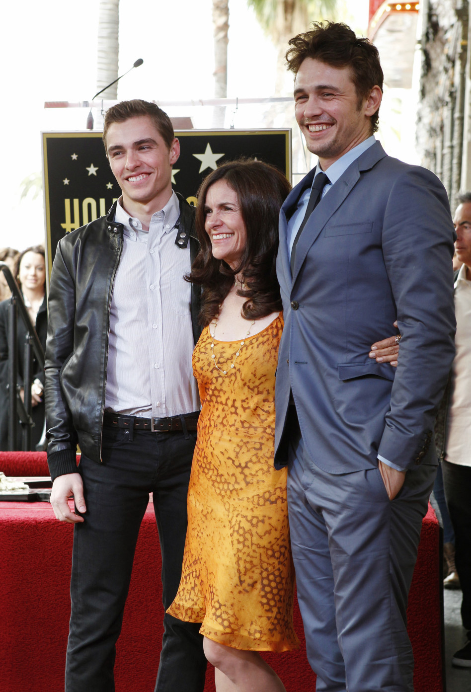 ג'יימס ודייב פרנקו עם אמם (צילום: רויטרס)