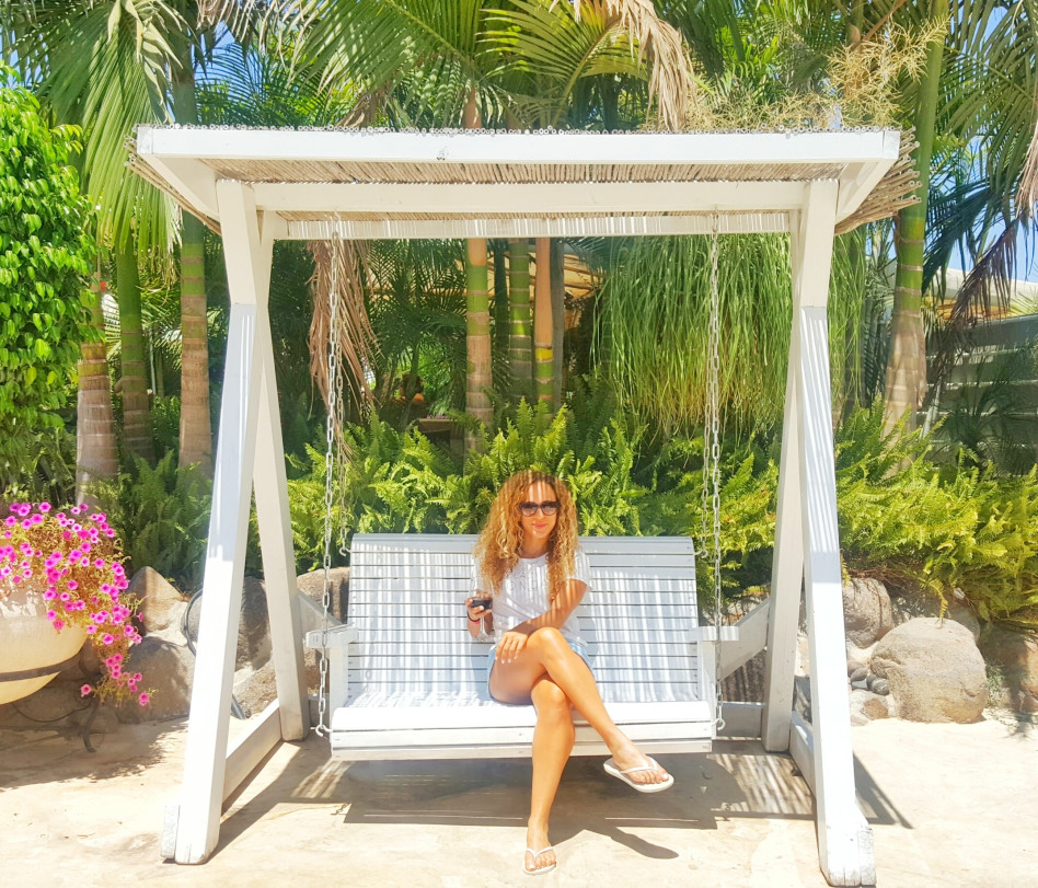 נחה לה מתחת לעצי הדקל, כמעט כמו בזנזיבר