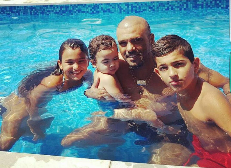 בימים יפים בבריכה. אייל גולן והילדים (צילום: אינסטגרם(