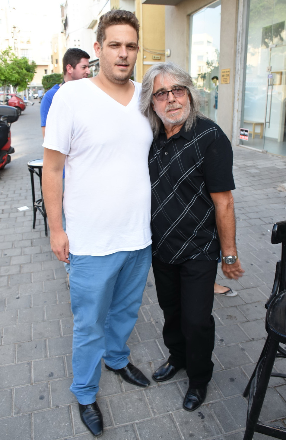 נפרדים בעצב. אביגדור ליכטנשטיין עם בנו ירון (צילום: אביב חופי)