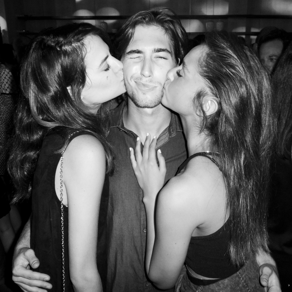 חתום בנשיקה. נטע אלחמיסטר, עומר דרור ודר זוזובסקי (צילום: עידו איז'ק)