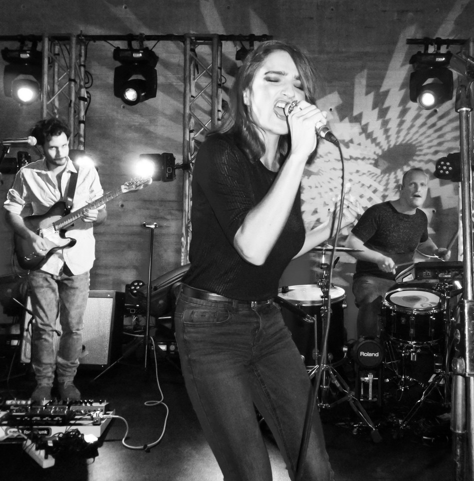 קורעת את הבמה. אניה בוקשטיין (צילום: עידו איז'ק)