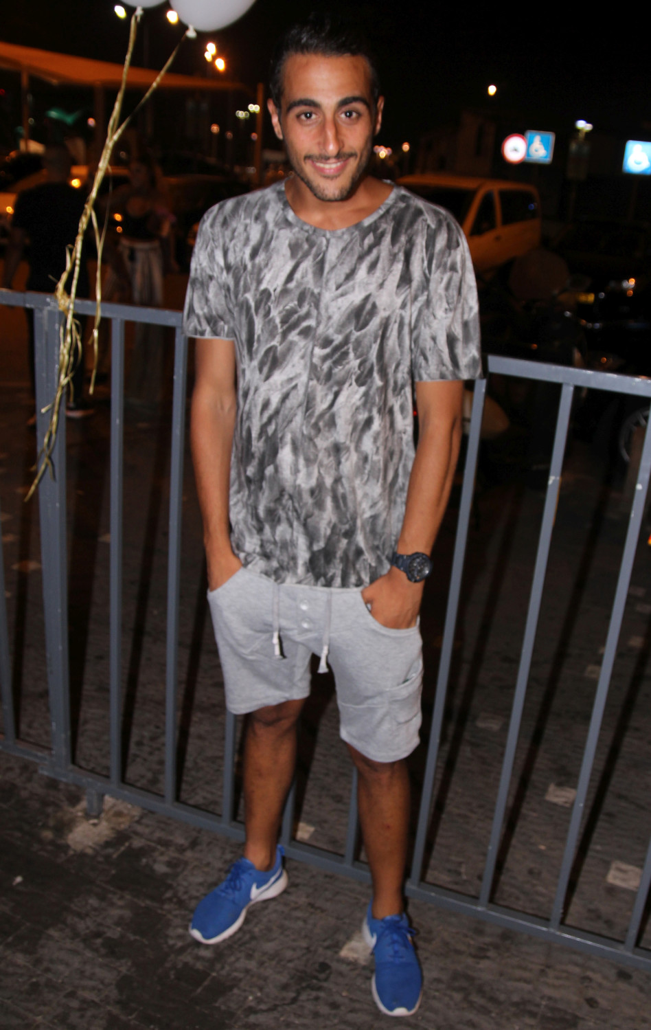 קודם לבד. אלכס עמר (צילום: אור גפן)