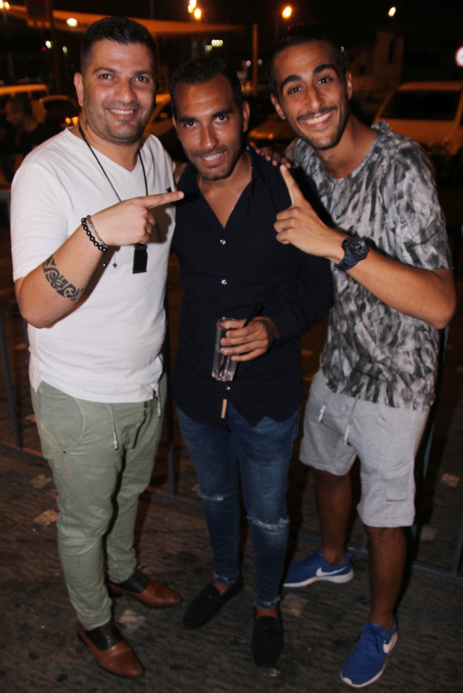 ואז, לפתע, דודו כהן הגיע להצטלם עם עמר ואלי מרסל