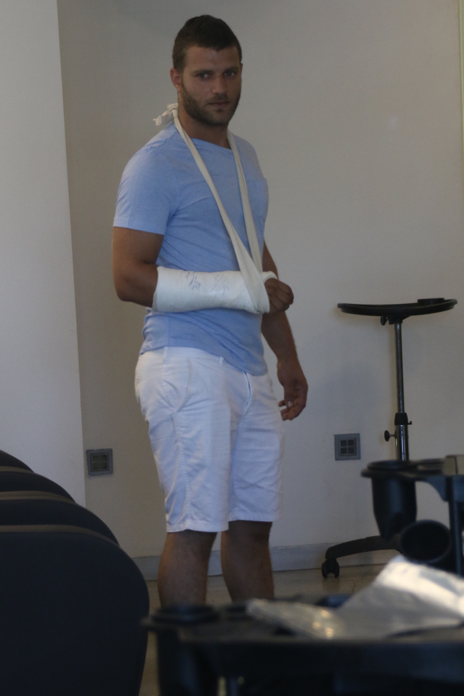 רק רצה להוריד חולצה...