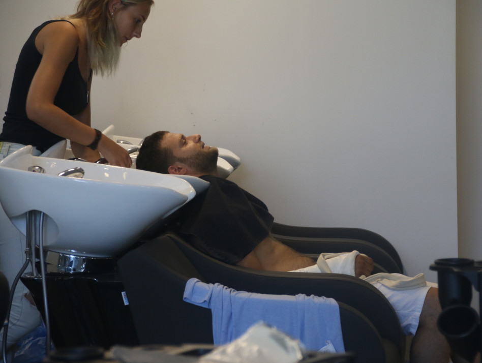 לא רק מפשיטה...גם חופפת!