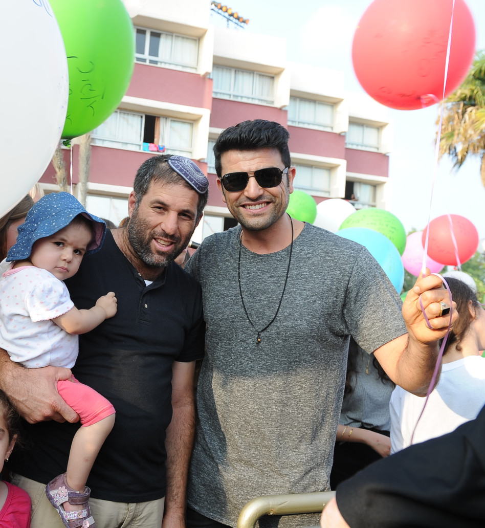 הוא והחבר'ה. תמם באירוע