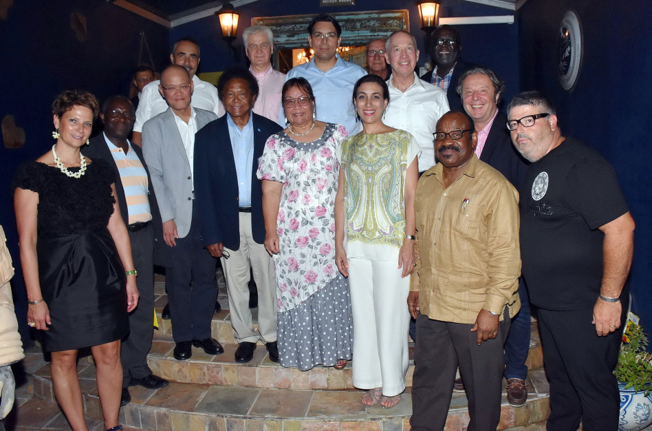 רני והילה רהב עם יואב גלנט והשגרירים (צילום: אביב חופי)