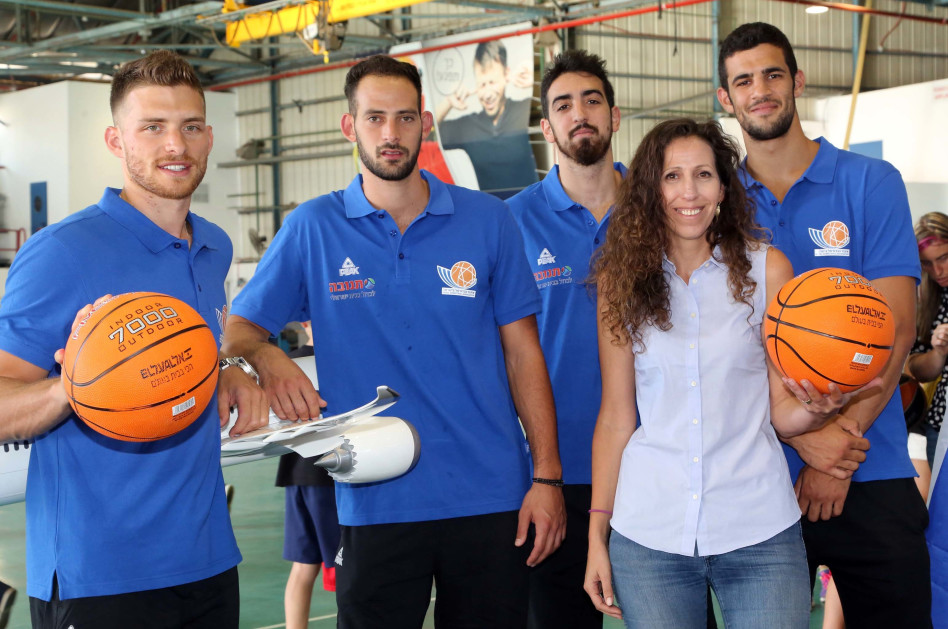 עינת ינאי עם שחקני נבחרת ישראל (צילום: סיון פרג')