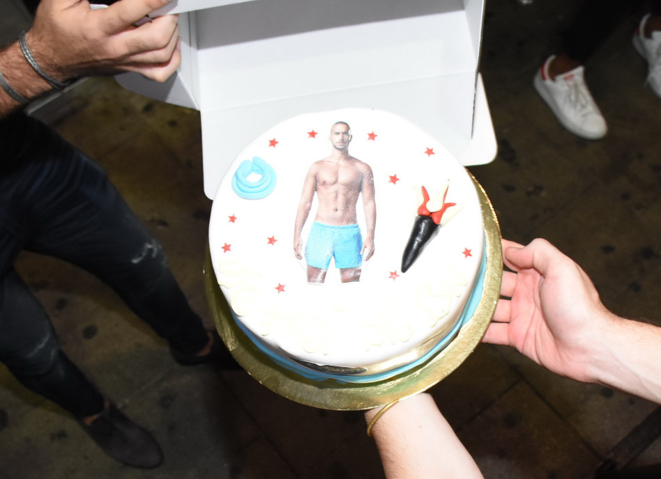 אם כבר עוגה עם תמונה...אז ברור שבלי חולצה!