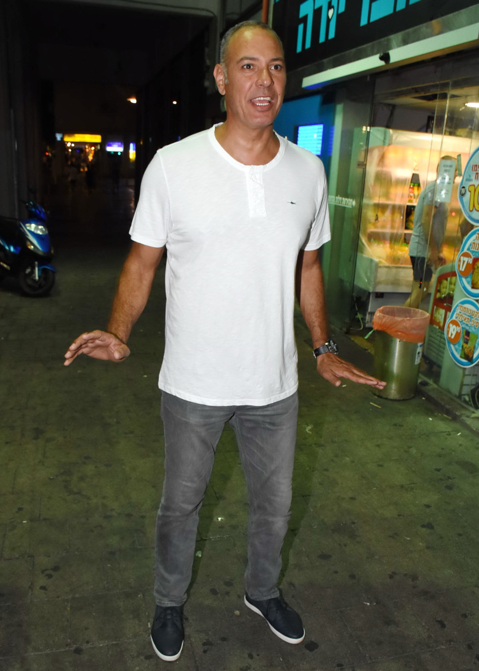 החבר מהאי שבא לפרגן. שמעון אמסלם