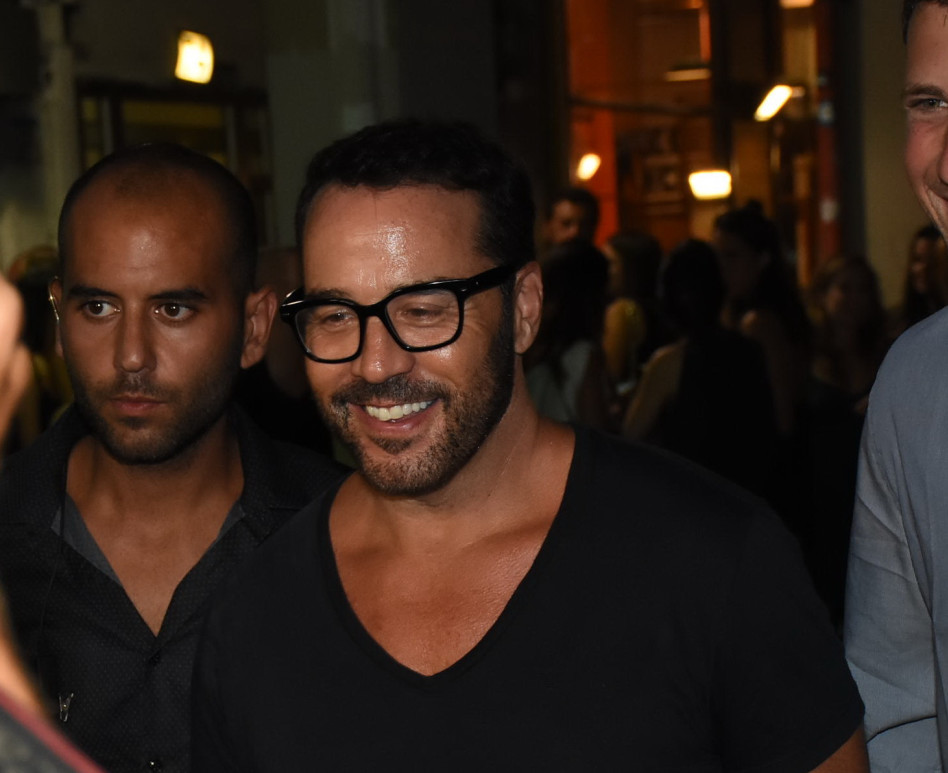 הגיע לחגוג עם הכוכבים המקומיים