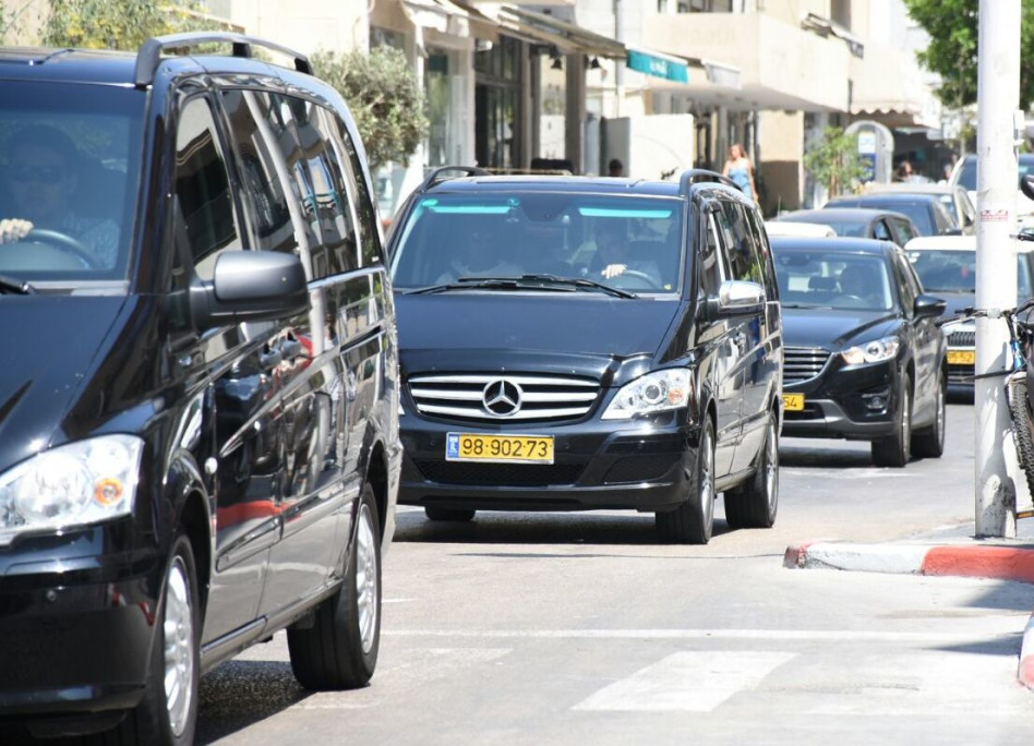 סיה מגיעה לבית המלון בתל אביב