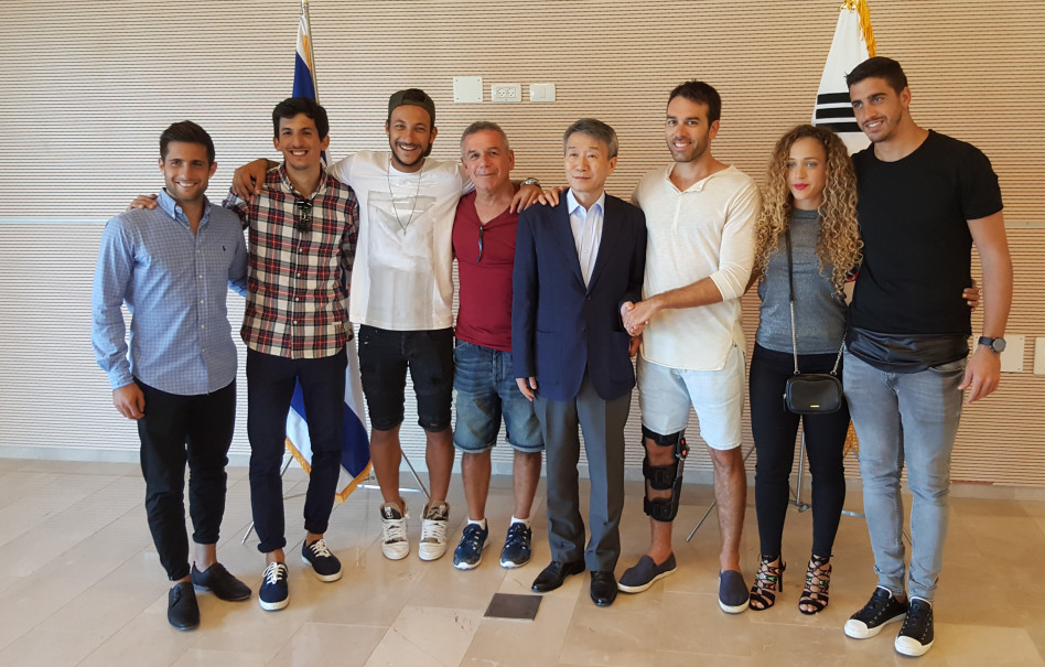 לי גן-טה עם משתתפי "המירוץ למיליון" (צילום: שגרירות קוריאה בישראל)