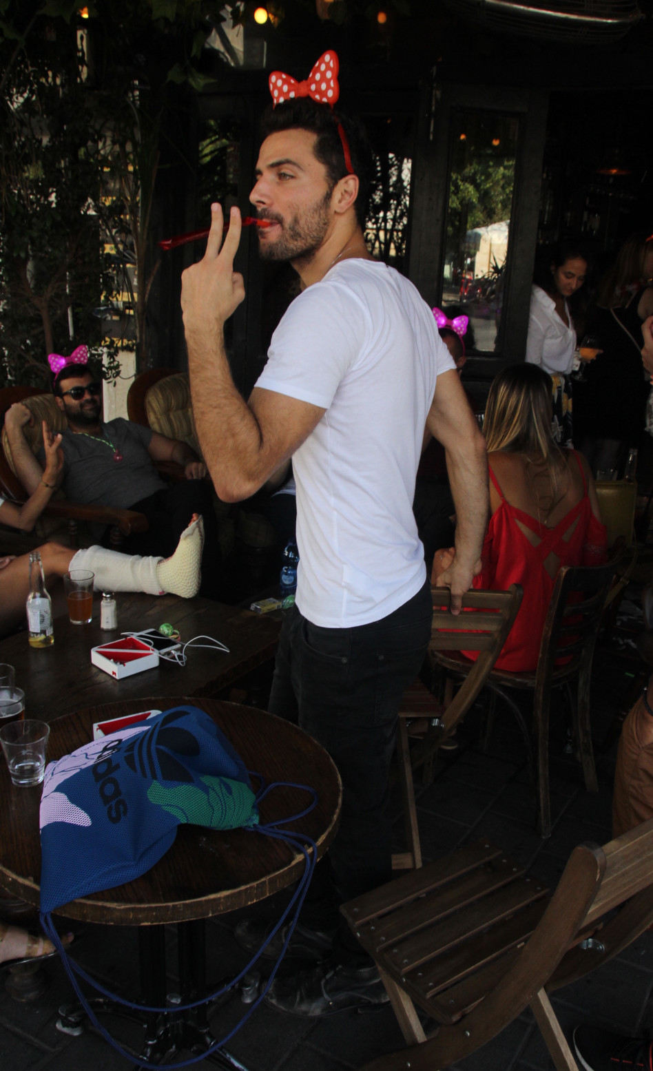 מגשים חלום להיות מיני- מאוס. ישראל אטיאס