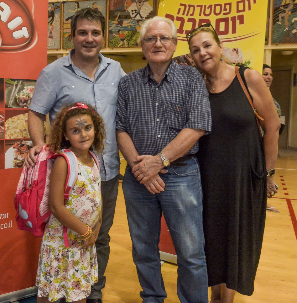 צביה, עמי ואלי זוגלובק עם רוני רוזן, שעולה לכיתה א' (צילום: RITVO PHOTOGRAPHY)