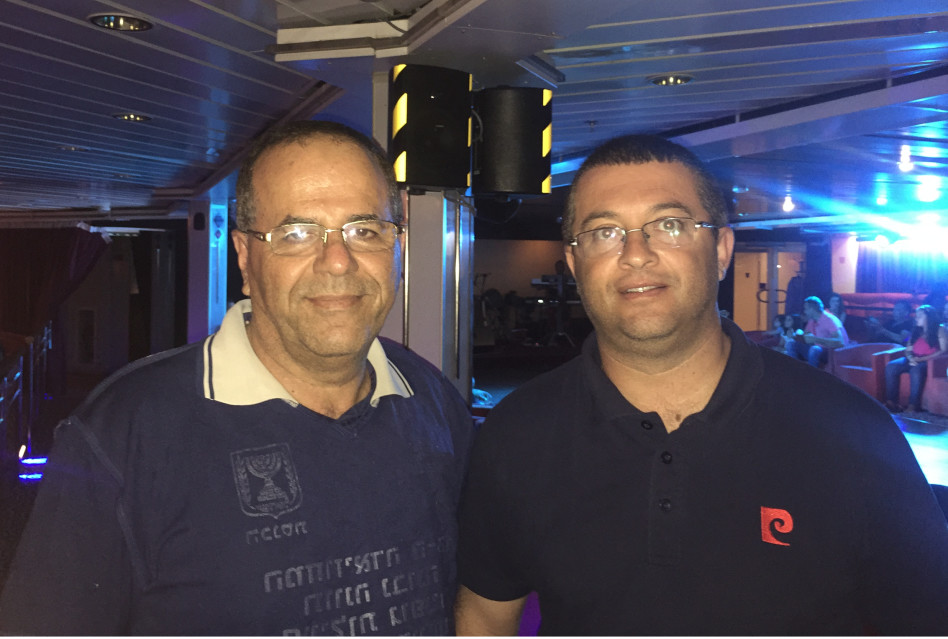 השר איוב קרא (משמאל) עם חברו (יח"צ)