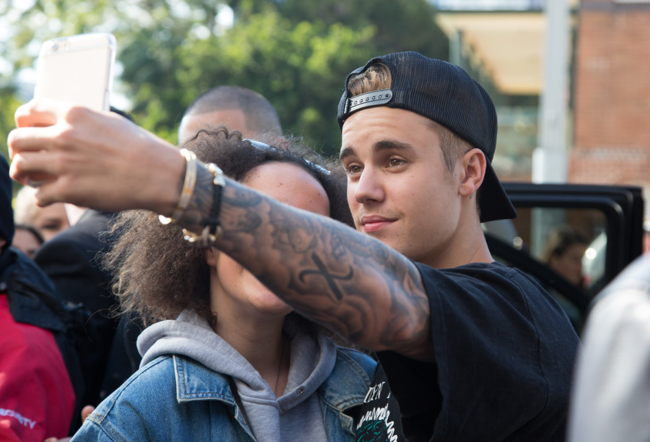 כן, זה כולל סלפי עם השובב. ג'סטין ביבר (Splashnews)