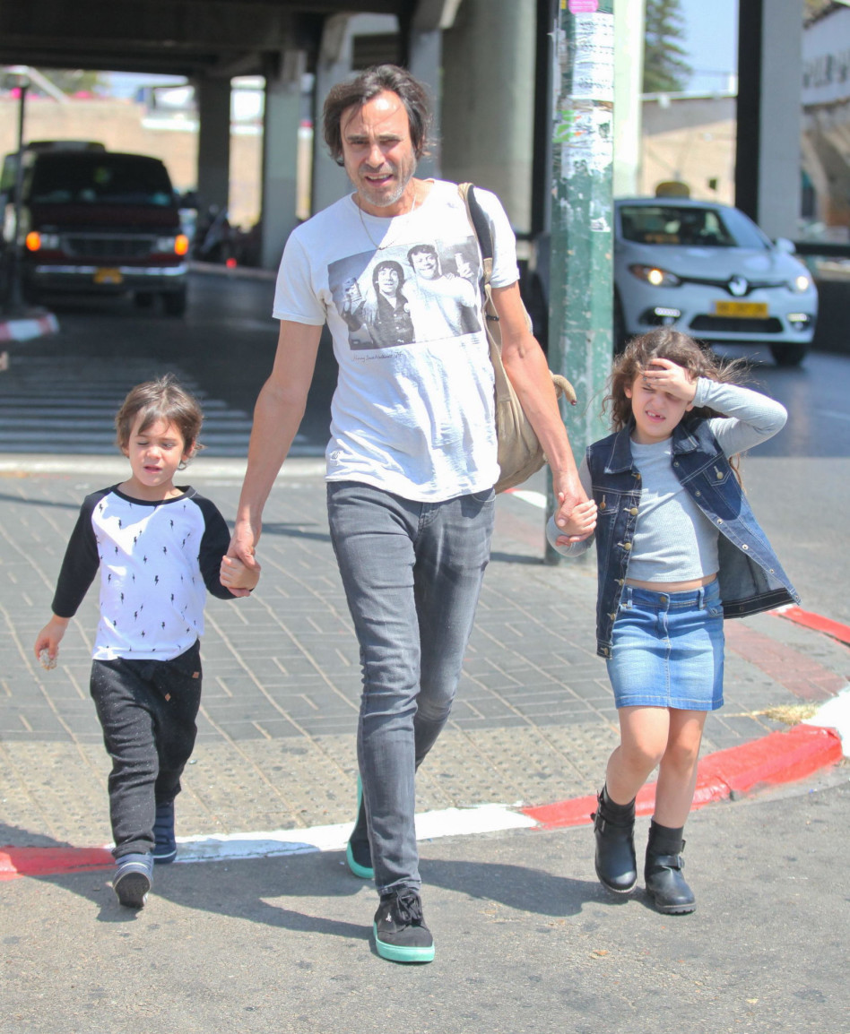 חום יולי אוגוסט אז. חמי רודנר עם הילדים נעמי ומיכל (צילום: שוקה כהן)