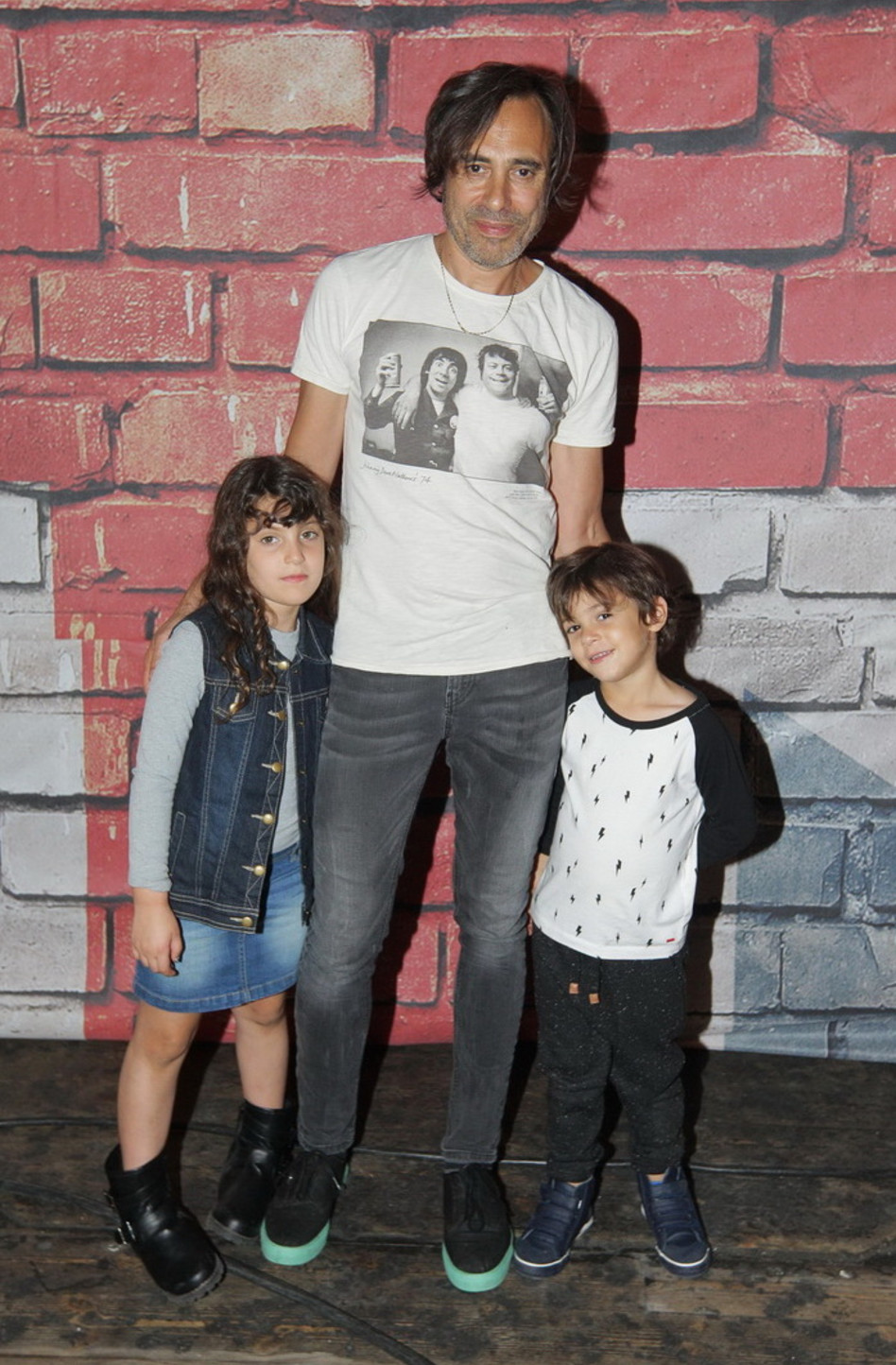 עדיין מחזיקים לאבא את הרגליים מבויישים?