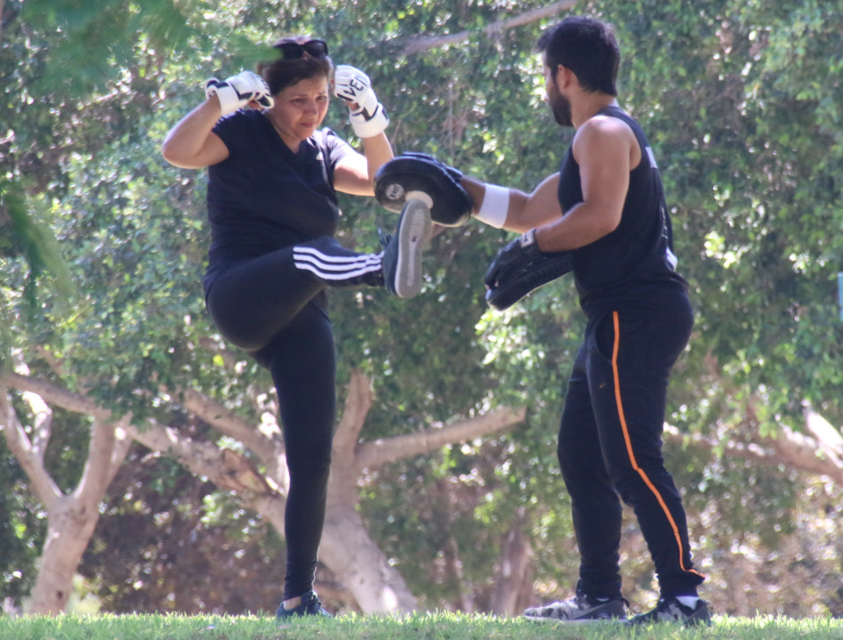 אחת שתיים רגליים למעלה. זהבה בן (צילום: ניר פקין)