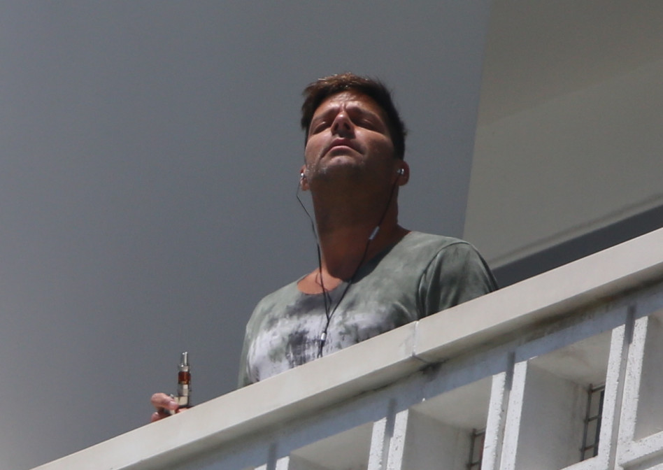 לקחת פסק זמן ולא לחשוב...ריקי מרטין (צילום: splashnews)