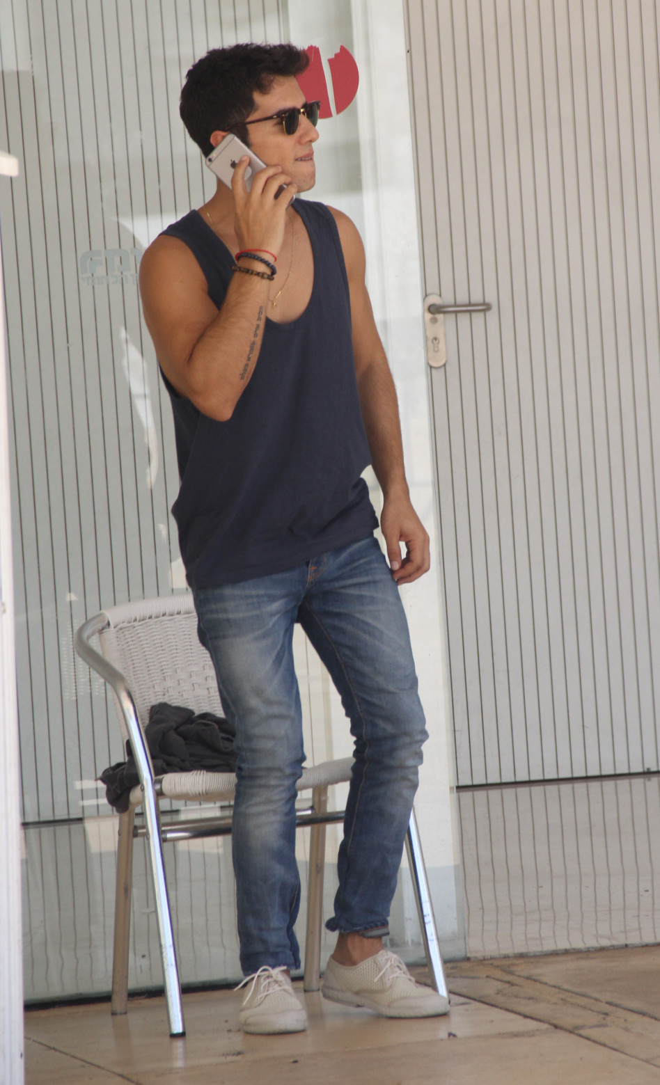 אז הוא קם לשחרר עצבים