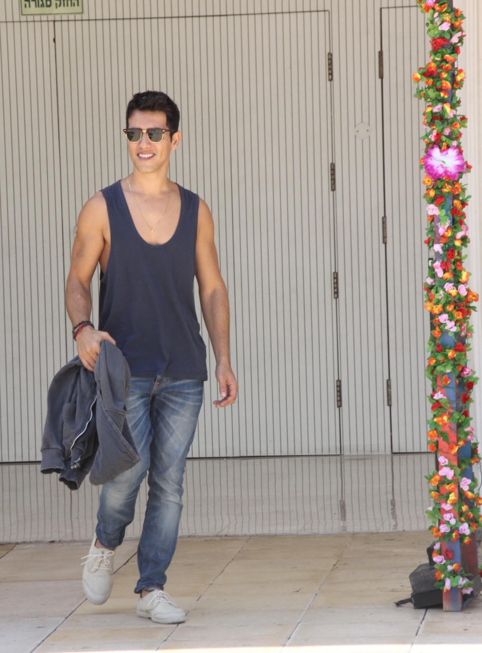 האם זה אהובי שם עולה במדרגות?