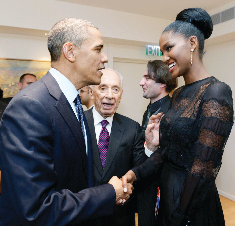 התלהב. איינאו עם הנשיא לשעבר פרס והנשיא אובמה (צילום: אבי אוחיון, לע"מ)